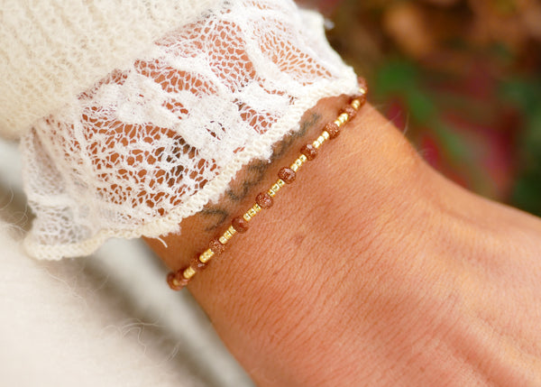 fijn armbandje van herfst oranje mineralen met goudkleurige accenten