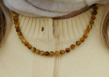 Afbeelding in Gallery-weergave laden, hand geknoopt collier van gele tijgeroog mineralen met goudkleurig stainless steel slot