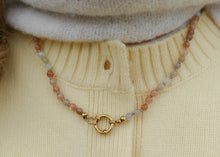 Afbeelding in Gallery-weergave laden, hand geknoopt collier van roze gemelleerde maansteen mineralen met goudkleurig slot