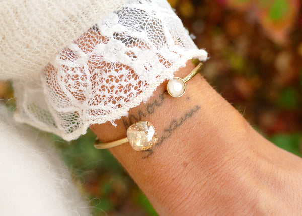 goudkleurige bangle met beige en witte gekleurde swarovski stenen | stainless steel