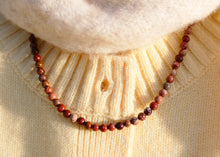 Afbeelding in Gallery-weergave laden, hand geknoopt collier van oud roze jaspis met goudkleurig groot slot