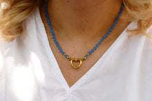 Afbeelding in Gallery-weergave laden, handgeknoopt helder blauw mineralen collier met hartvormige connector