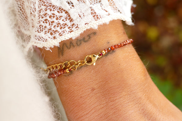 fijn armbandje van bruine mineralen 🍂✨ met goudkleurige accenten