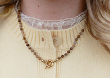 Afbeelding in Gallery-weergave laden, hand geknoopt collier van beige jaspis met goudkleurig groot slot