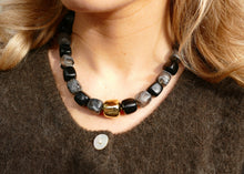 Afbeelding in Gallery-weergave laden, statement collier van zwarte resin vierkante kralen
