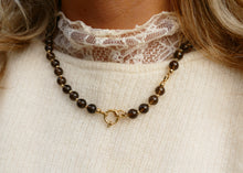 Afbeelding in Gallery-weergave laden, hand geknoopt collier van rookkwarts met goudkleurig slot