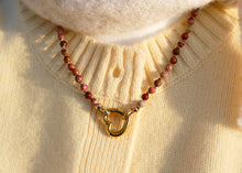 Afbeelding in Gallery-weergave laden, hand geknoopt collier van oud roze jaspis met goudkleurig groot slot