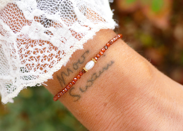 fijn armbandje van bruine mineralen 🍂✨ met goudkleurige accenten
