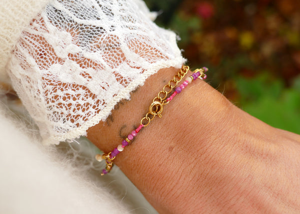 fijn armbandje van fuchsia mineralen met goudkleurige accenten