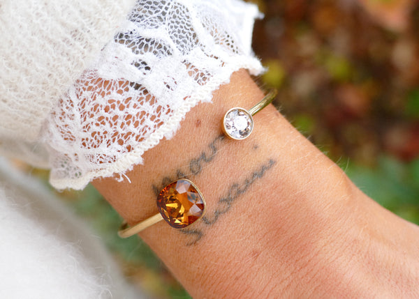 goudkleurige bangle met beige en bruine gekleurde swarovski stenen | stainless steel