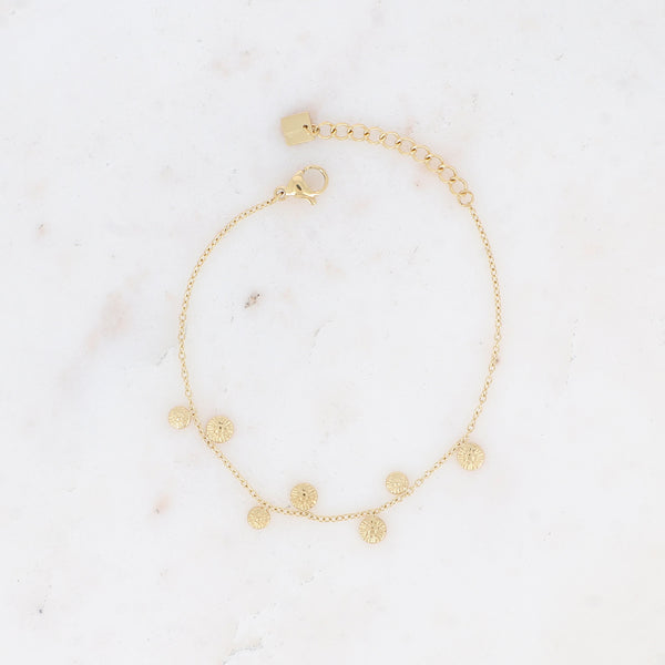 fijn goudkleurig armbandje met  goudkleurige muntjes met zonnetjes | stainless steel