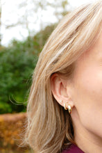 Afbeelding in Gallery-weergave laden, goudkleurige oorringen met witte steentjes 11 mm | echt zilver