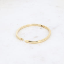 Afbeelding in Gallery-weergave laden, goudkleurige platte hoekige bangle van stainless steel
