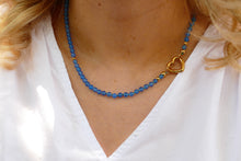 Afbeelding in Gallery-weergave laden, handgeknoopt helder blauw mineralen collier met hartvormige connector