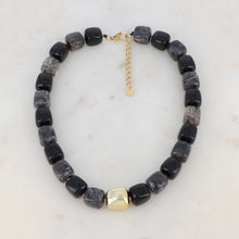 Afbeelding in Gallery-weergave laden, statement collier van zwarte resin vierkante kralen