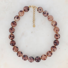 Afbeelding in Gallery-weergave laden, statement collier van ronde bruine kralen met stippen