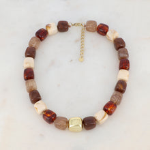Afbeelding in Gallery-weergave laden, statement collier van bruine multi gekleurde resin vierkante kralen