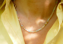Afbeelding in Gallery-weergave laden, hand geknoopt collier van roze gemelleerde maansteen mineralen met goudkleurig slot