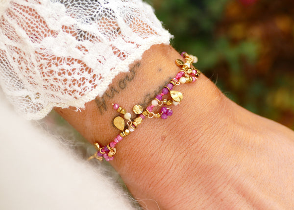 fijn armbandje van fuchsia mineralen met goudkleurige accenten