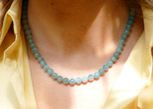 Afbeelding in Gallery-weergave laden, licht blauw mineralen collier met goudkleurig slot