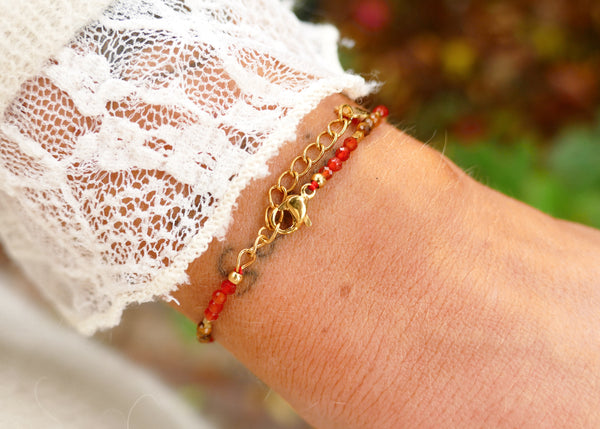 fijn armbandje van herfst oranje mineralen met goudkleurige accenten