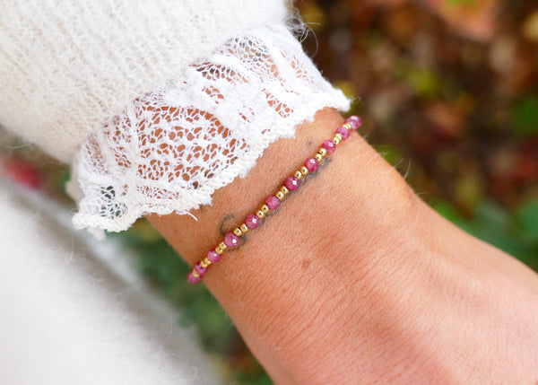 fijn armbandje van fuchsia mineralen met goudkleurige accenten