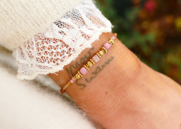 fijn armbandje van roze / bruine mineralen 🍂✨ met goudkleurige accenten