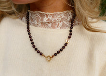 Afbeelding in Gallery-weergave laden, hand geknoopt collier van granaat met goudkleurig slot