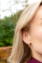 Afbeelding in Gallery-weergave laden, goudkleurige smalle oorringen met transparante steentjes | echt zilver + laagje goud