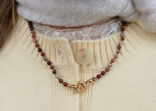 Afbeelding in Gallery-weergave laden, hand geknoopt collier van oud roze jaspis met goudkleurig groot slot
