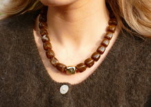 Afbeelding in Gallery-weergave laden, statement collier van taupe / bruine resin vierkante kralen