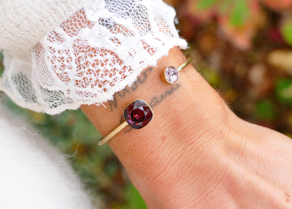 goudkleurige bangle met oud roze en bordeaux gekleurde stenen | stainless steel