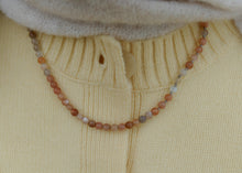 Afbeelding in Gallery-weergave laden, hand geknoopt collier van roze gemelleerde maansteen mineralen met goudkleurig slot