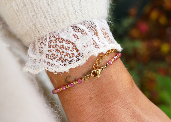 fijn armbandje van fuchsia mineralen met goudkleurige accenten