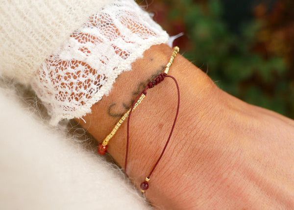 fijn armbandje van herfst oranje mineralen met goudkleurige accenten