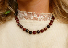 Afbeelding in Gallery-weergave laden, hand geknoopt collier van bruine amethist met goudkleurig slot