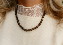Afbeelding in Gallery-weergave laden, hand geknoopt collier van rookkwarts met goudkleurig slot
