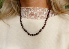 Afbeelding in Gallery-weergave laden, hand geknoopt collier van granaat met goudkleurig slot