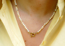 Afbeelding in Gallery-weergave laden, beige mineralen collier met goudkleurig slot