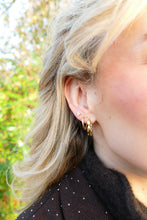 Afbeelding in Gallery-weergave laden, verguld gouden oorknopjes met witte steentjes | echt zilver