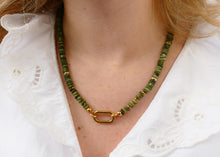 Afbeelding in Gallery-weergave laden, collier van groene mineralen met goudkleurige connector | stainless steel