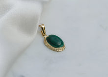 Afbeelding in Gallery-weergave laden, malachiet in versierde gladomzetting echt gouden vintage hanger 14 karaat