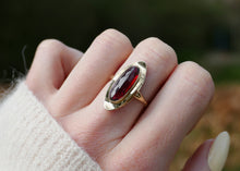 Afbeelding in Gallery-weergave laden, 14 krt geel gouden vintage ring gezet met een granaat