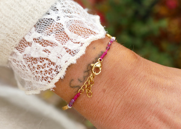 fijn armbandje van paarse mineralen ✨ met goudkleurige accenten