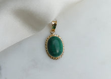 Afbeelding in Gallery-weergave laden, malachiet in versierde gladomzetting echt gouden vintage hanger 14 karaat