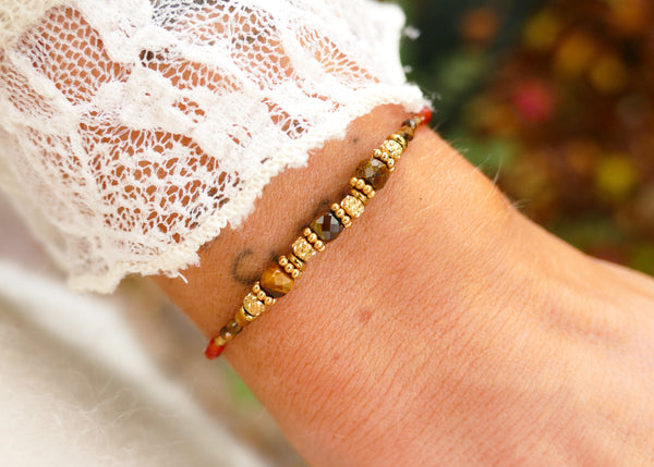 fijn armbandje van herfst oranje mineralen met goudkleurige accenten