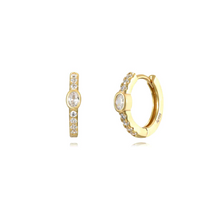 Afbeelding in Gallery-weergave laden, goudkleurige smalle oorringen met transparante steentjes | echt zilver + laagje goud