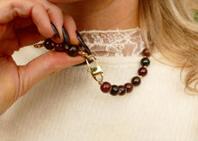 Afbeelding in Gallery-weergave laden, hand geknoopt collier van bruine amethist met goudkleurig slot