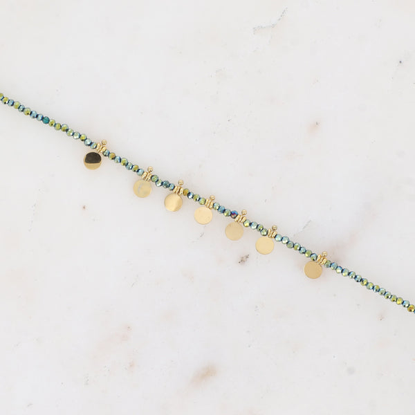 armbandje met metallic groene kralen en gladde goudkleurige muntjes | stainless steel