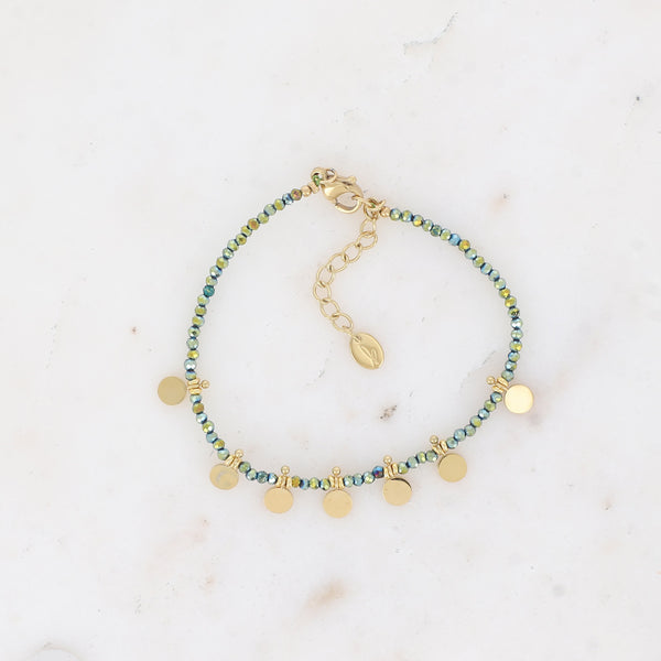 armbandje met metallic groene kralen en gladde goudkleurige muntjes | stainless steel